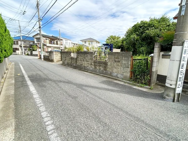 前面道路は約4.8ｍの公道です。車の出し入れも楽々です。