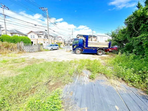 徒歩約5分の立地に「西松屋　保谷駅南店」がございます。食料品やお惣菜、日用品まで揃うスーパーです。