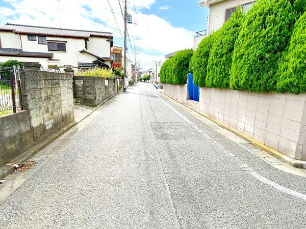前面道路は約4.8ｍの公道です。車の出し入れも楽々です。
