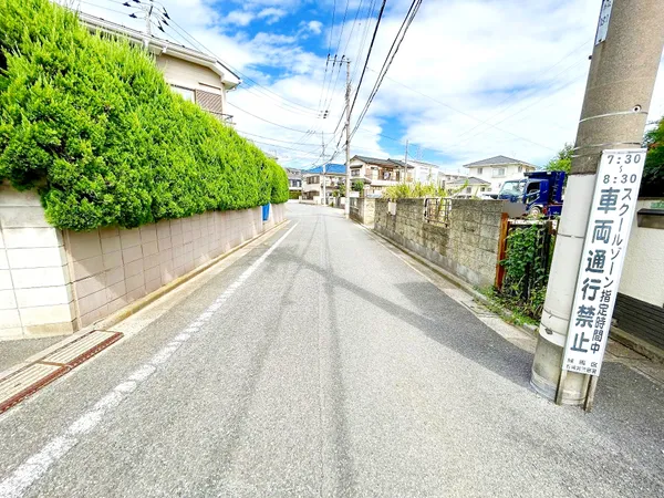 前面道路は約4.8ｍの公道です。車の出し入れも楽々です。前面道路は車通りの少ない道路のため、お車の出し入れも楽々です。