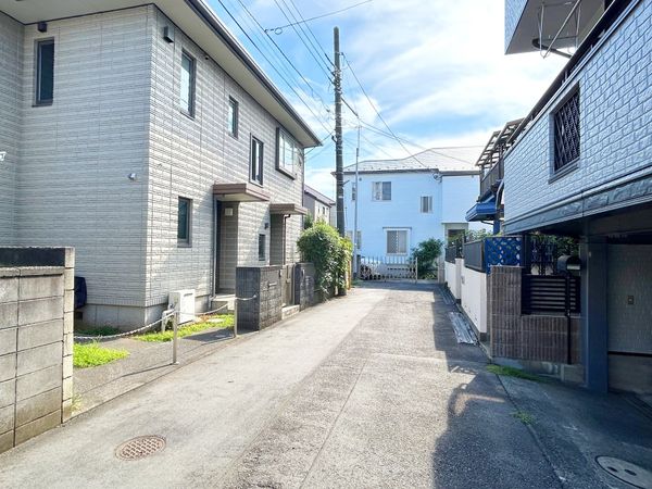 西東京市下保谷5丁目2世帯住宅 前面道路含む外観 西東京市下保谷5丁目2世帯住宅 前面道路含む外観