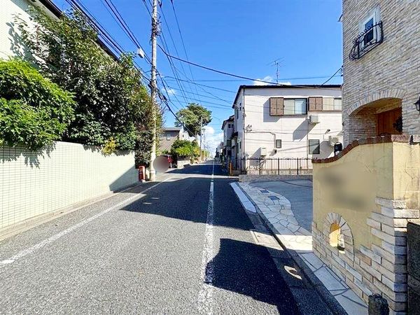 練馬区大泉学園町6丁目2世帯住宅 前面道路含む外観 練馬区大泉学園町6丁目2世帯住宅 前面道路含む外観