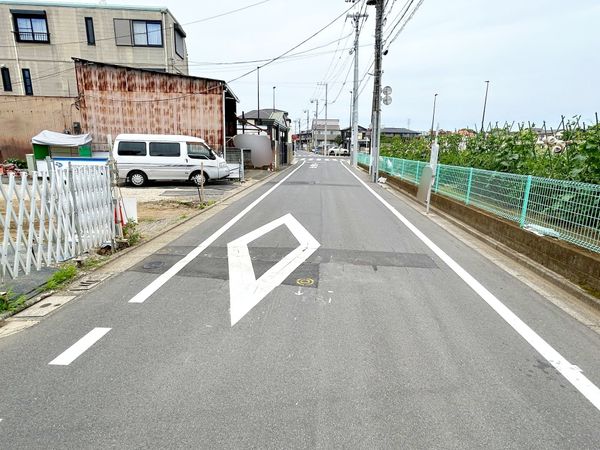 前面道路含む外観