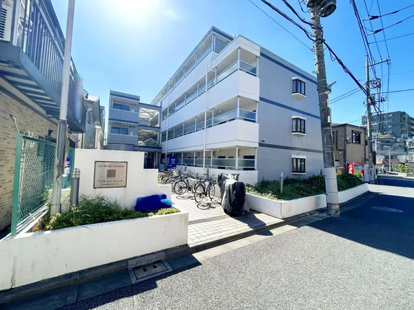西武池袋線「大泉学園」駅徒歩15分のオーナーチェンジ物件です。1990年11月（築34年）。