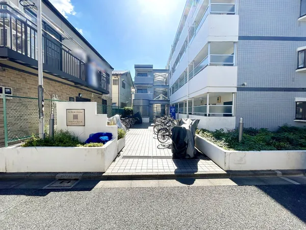エントランスを入る前に、宅配ボックスが設置されていますので不在時でも荷受けが可能です。