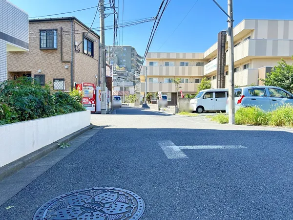 広い道路に面しているので急にお子様が飛び出してきても安心です。