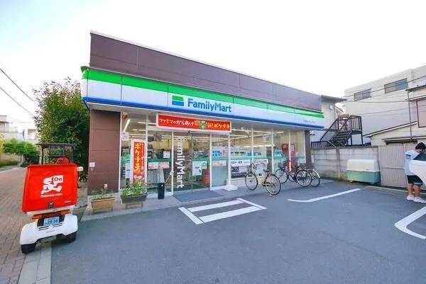 徒歩2分。徒歩4分。