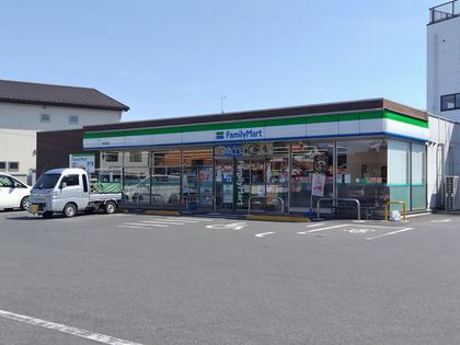 ファミリーマート川越天沼店（約950ｍ）