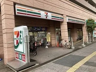 24時間営業のコンビニが徒歩圏内にあると、通勤・通学時などにも気軽に立ち寄れるため便利です。