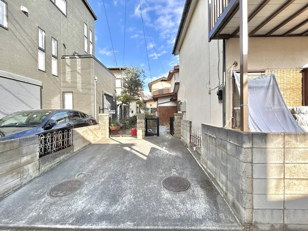 前面道路(撮影日：2025年12月)