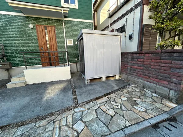 倉庫付きなのでスポーツ・アウトドア用品など、外で使う物もたっぷり収納していただけます。