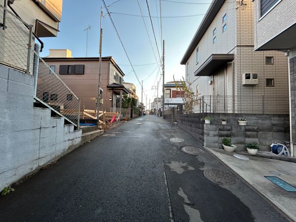 新座市東3丁目 新築戸建 前面道路含む外観 新座市東3丁目 新築戸建 前面道路含む外観