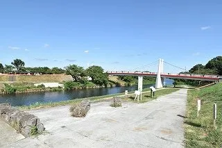 徒歩20分。志木市民の憩いの公園「いろは親水公園」。ウォーターパークや散策路、多目的広場、水辺の護岸などがあり、自然に親しみながら散歩やウォーキングなどご利用いただけます。