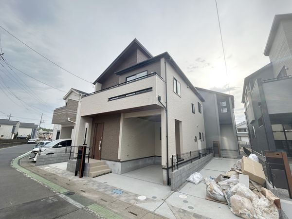 新座市馬場2丁目 新築戸建1号棟 前面道路含む外観 新座市馬場2丁目 新築戸建1号棟 前面道路含む外観