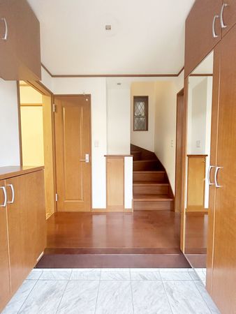新座市東2丁目戸建 玄関