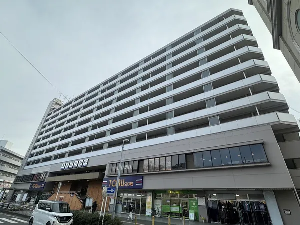 東武東上線「みずほ台」駅は昭和52年にできた駅で、東口・西口とも「東武ストア」が入る駅ビルになっています。