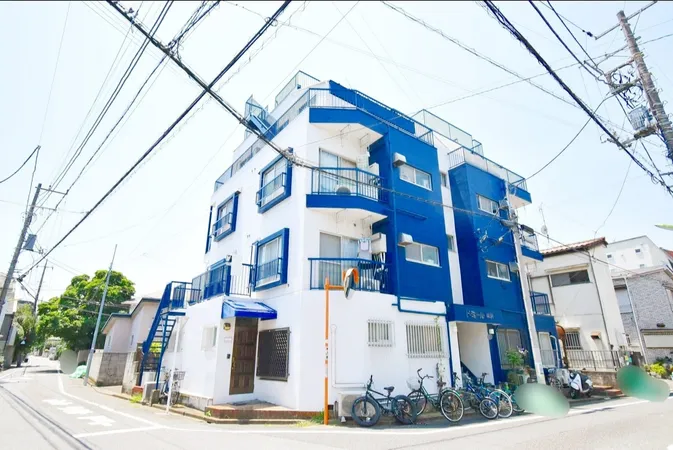 鉄筋コンクリート造、地上４階建てのマンションです。該当住戸は２階に所在しています。