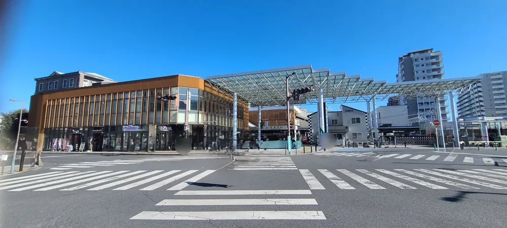 徒歩16分。東武東上線急行停車駅の朝霞駅は都心に通う人々が多く住む街です。特にファミリー層には駅周辺にスーパーが充実しているのでオススメです。