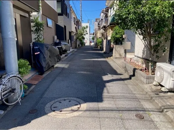 前面道路は閑静な住宅地をはしる車通りの少ない道路。