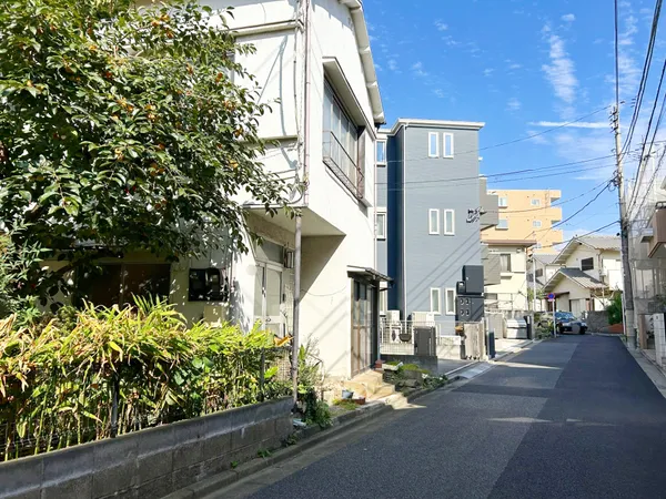 【前面道路】舗装された前面道路で、お車の出し入れもスムーズです。