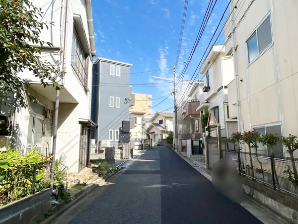 【前面道路】利便性の良い立地です。お気軽にお問い合わせください。