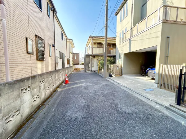 【前面道路】周辺とは程よい距離感がございます。