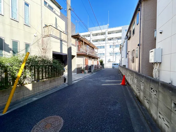 【前面道路】近隣には公園があり、自然を身近に感じられる環境です。