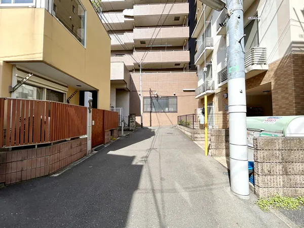 【前面道路】南東側： 約 4ｍ (私道)、南西側： 約 3.4ｍ (通路)