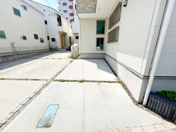 【駐車場】洗車も出来る余裕のあるスペースには、もちろん自転車の駐輪も可能！夏にはビニールプールを広げて、お子様と楽しむのもいいかも！