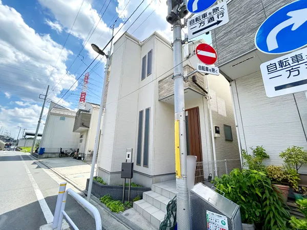 【外観（リフォーム前）】ご家族で伸び伸び暮らせる4LDKの間取りに加え、全居室収納スペースを確保！