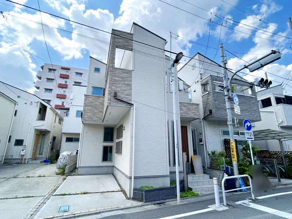 【外観（リフォーム前）】南向きに窓あり♪2面採光で採光・通風に優れた住まい。