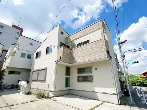 【外観（リフォーム前）】全居室フローリングで、お手入れのしやすい住まい。