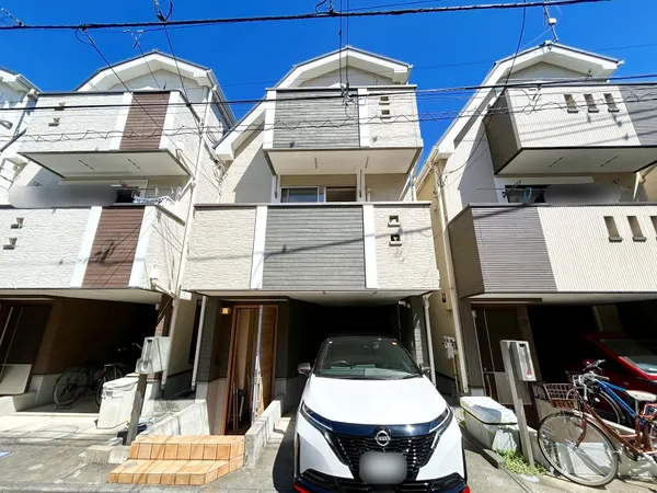 木造ストレートぶき・３階建の中古戸建。リフォーム後のお渡しとなります♪