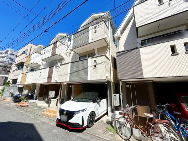 毎日のお散歩も快適な緑に恵まれたエリアで、自然に包まれた穏やかな暮らしを実現するための、ゆとりある住環境が整っています。