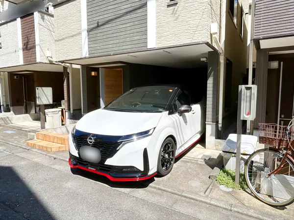 駐車スペース１台分あり♪※車種による夏にはビニールプールを広げて、お子様と楽しむのもいいかも！