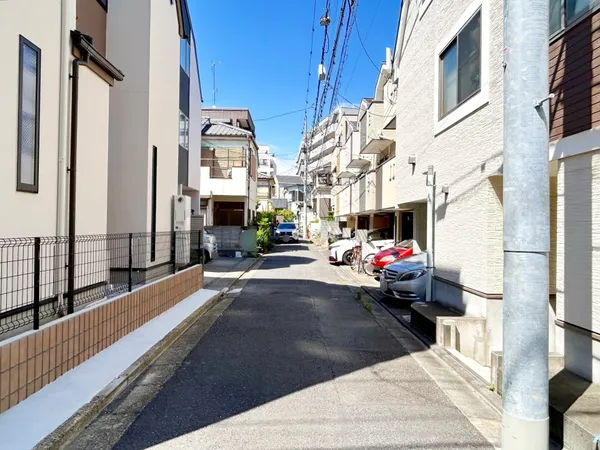 前面道路は閑静な住宅地をはしる車通りの少ない道路。