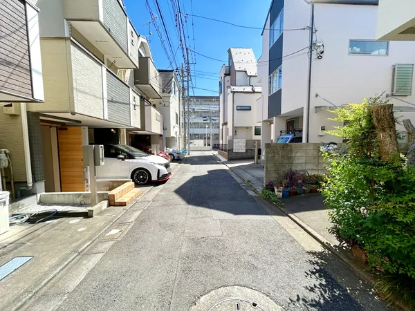 お車の出し入れが苦手なママや小さなお子様にも安心ですね。
