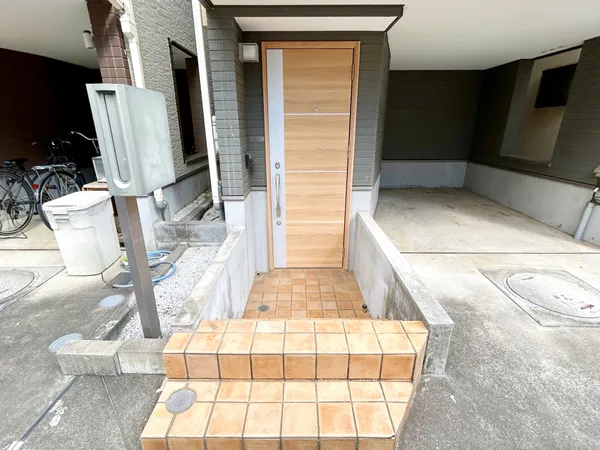上質感漂う玄関へのアプローチ。居住者の帰り、訪れる方を優しく迎える・安らぎに満ちた生活空間を予感させる。