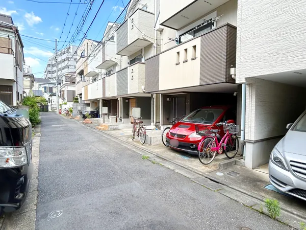 行き止まり道路の為、車両の通行か少なく静かで安心！