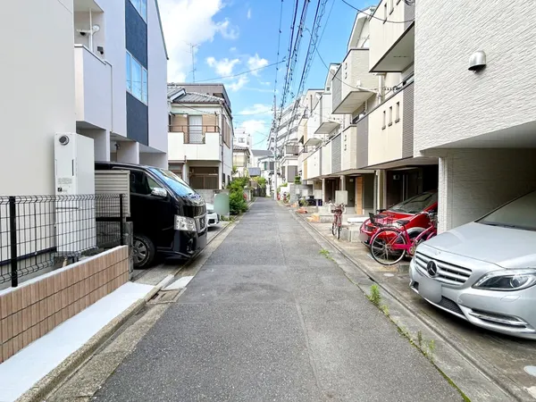 前面道路は閑静な住宅地をはしる車通りの少ない道路。