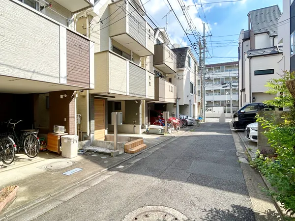 イオン板橋ショッピングセンターまで、徒歩９分！休日にはご家族連れで賑わうショッピングモールで、お買い物もお食事も楽しめます♪