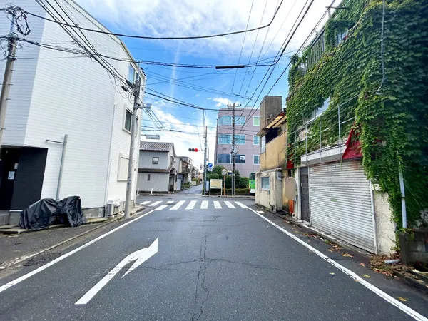 新田橋架替整備事業による前面道路の拡幅予定に伴い、将来的に現況から約4.3ｍ道路に提供する必要がございますが、任意の事業となり、売買についても届出等は不要となります。