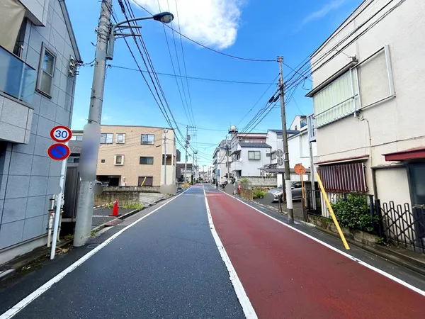 新田橋架替整備事業による前面道路の拡幅予定に伴い、将来的に現況から約4.3ｍ道路に提供する必要がございますが、任意の事業となり、売買についても届出等は不要となります。