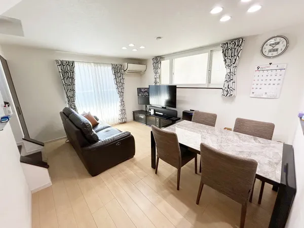 【リビング】二重サッシとなっており、防音、断熱に優れたお部屋です。※家具はイメージとなり、売買対象に含まれません。