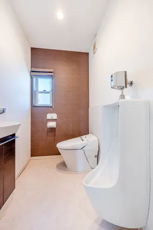 【トイレ】小便器付き、ゆったりとしたスペースのトイレでございます。手洗いと、ハンドドライヤーもございます。