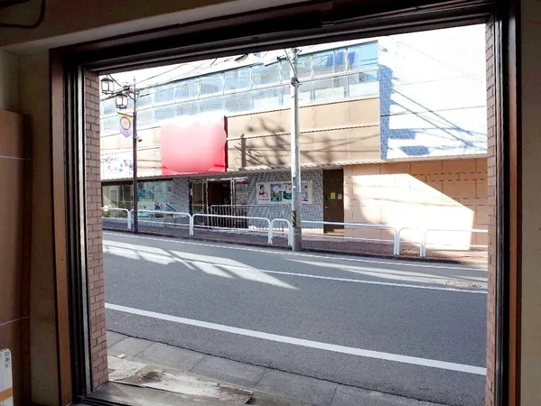 【店舗出入口】１階が店舗となっています。