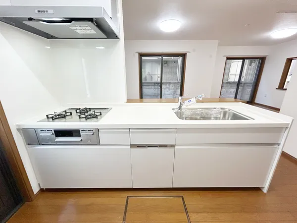 家族の様子が見える対面キッチンです。