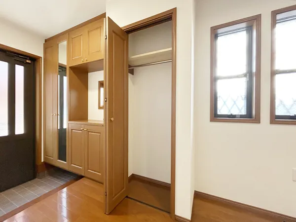 玄関には雨具や上着をかけたりと便利なクローゼットが設けられています。