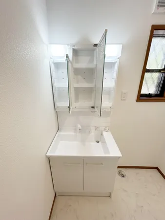 鏡面裏収納付きの洗面化粧台です。