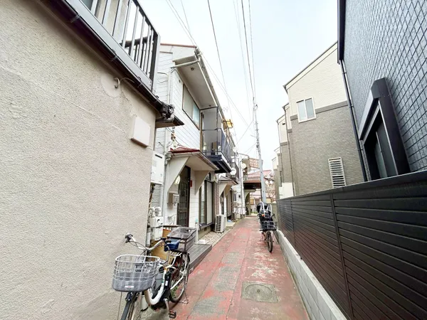 スーパーや小学校が徒歩10分圏内と、子育て世帯も暮らしやすい住環境です。